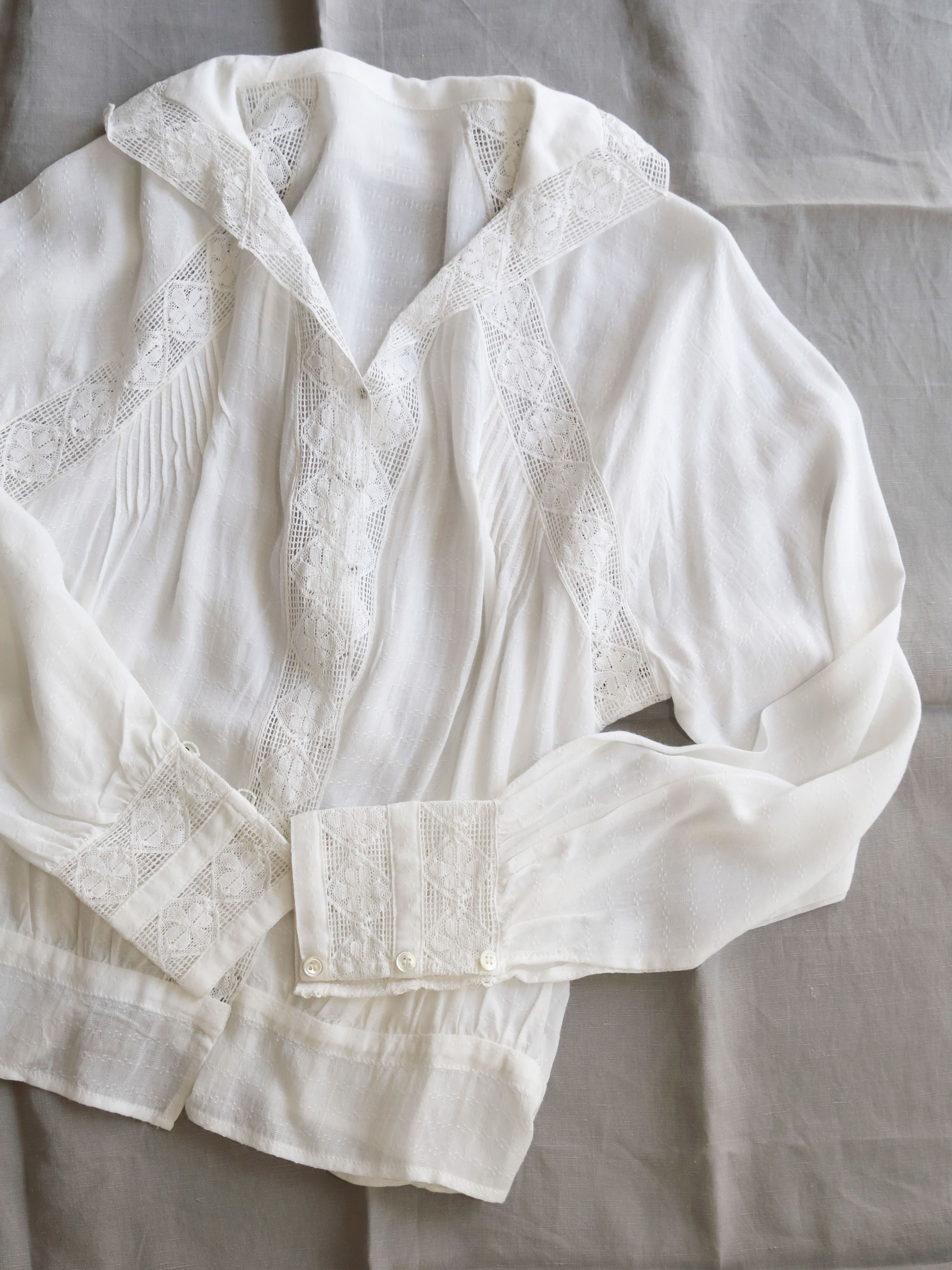 네세세아 레이스 블라우스  Nesessaire lace blouse (off white)  ​